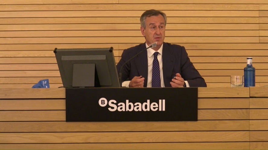 César González-Bueno pone en juego la paz social en Banco Sabadell