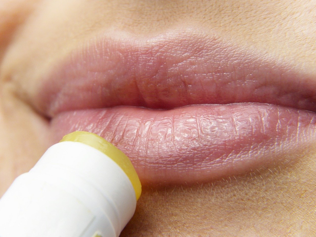 Usos alternativos de los labiales de cacao que seguro que no conoces