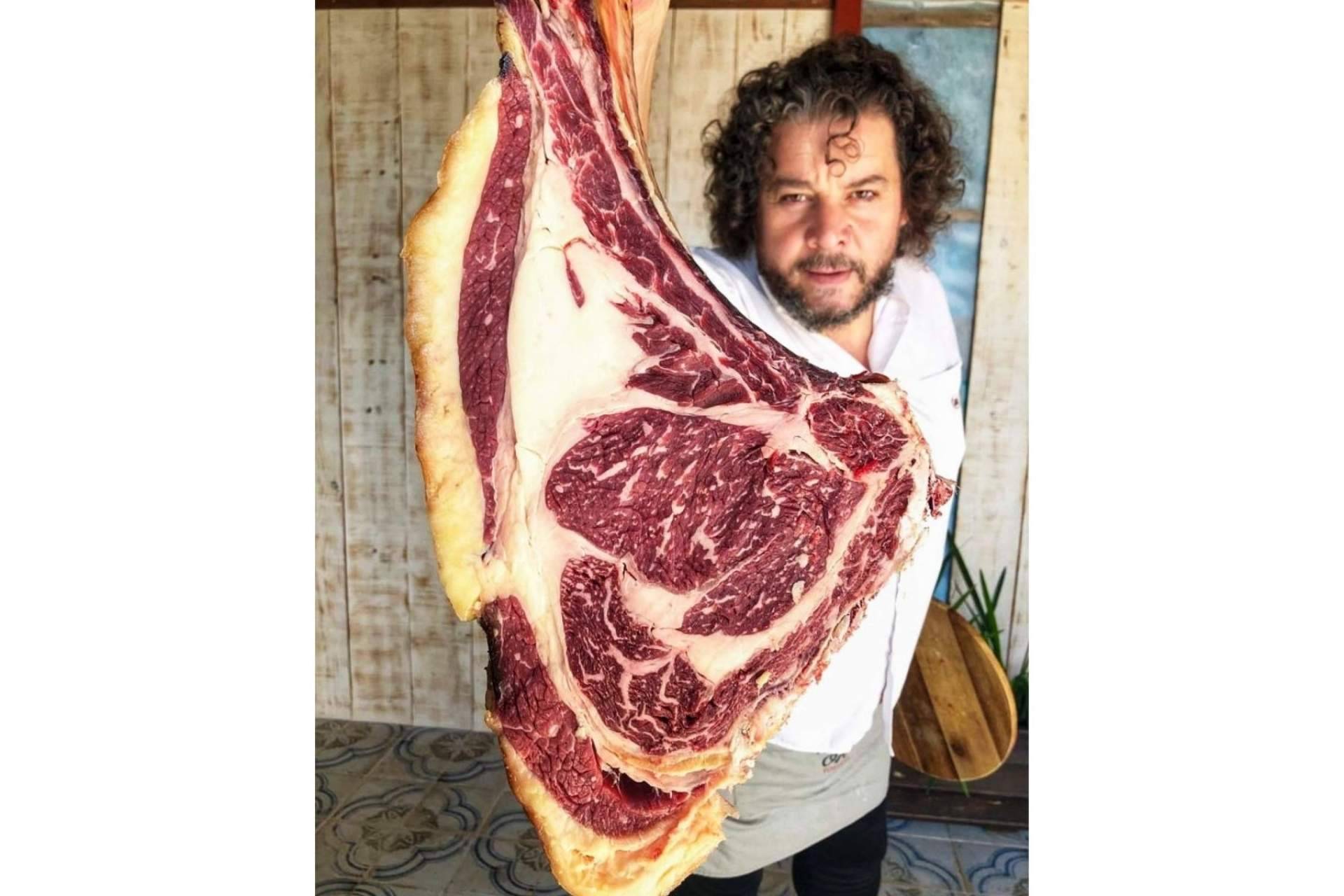 Taberna A de Lino y El hombre que pasea las carnes ofrecen en carne y vino de referencia en Galicia