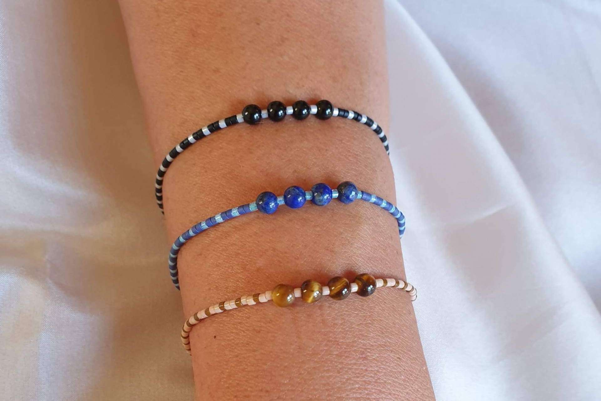Combinar cualquier outfit con las pulseras de cristal de colores de Dkary