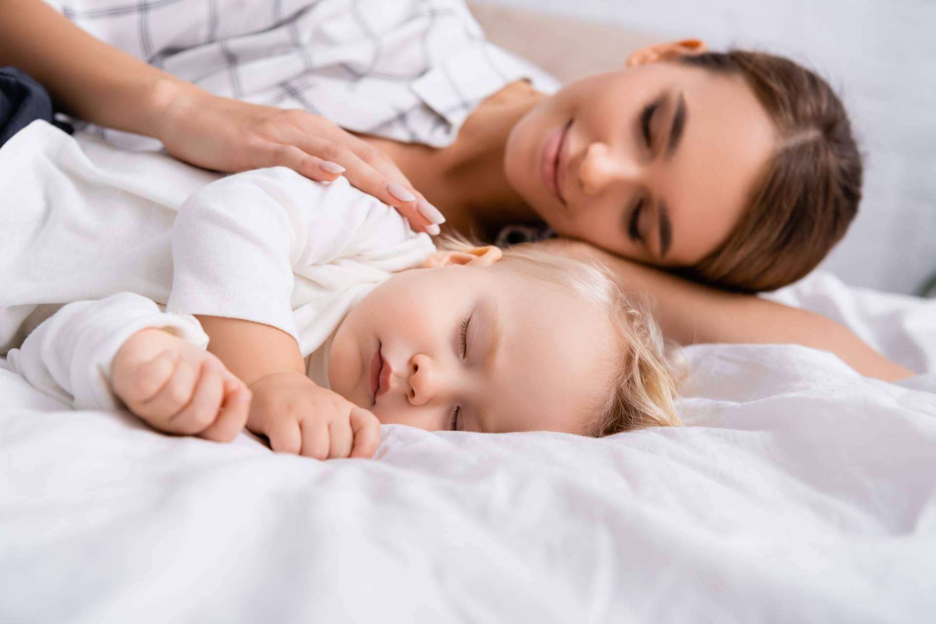 Dormir a un bebé toda la noche sí es posible con los hábitos saludables de BabySteps by Marian