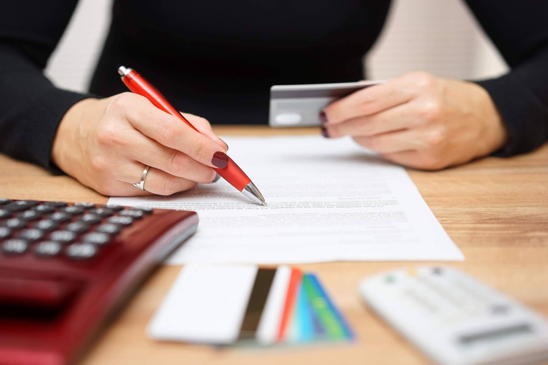 Víctimas del Crédito expone cómo identificar contratos revolving e intereses usurarios