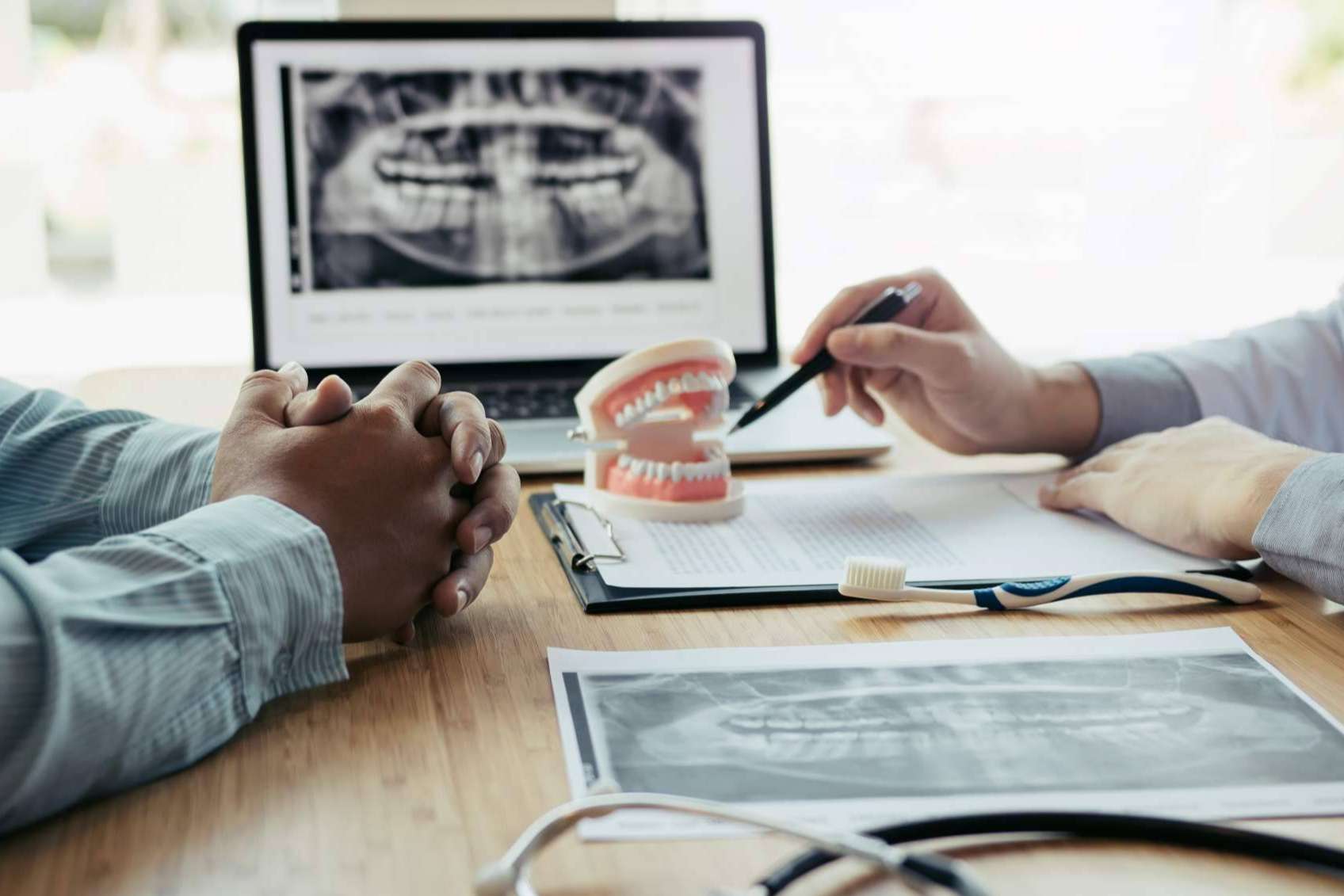 La figura clave del perito para gestionar las denuncias dentales, por Peritajes y Mediación