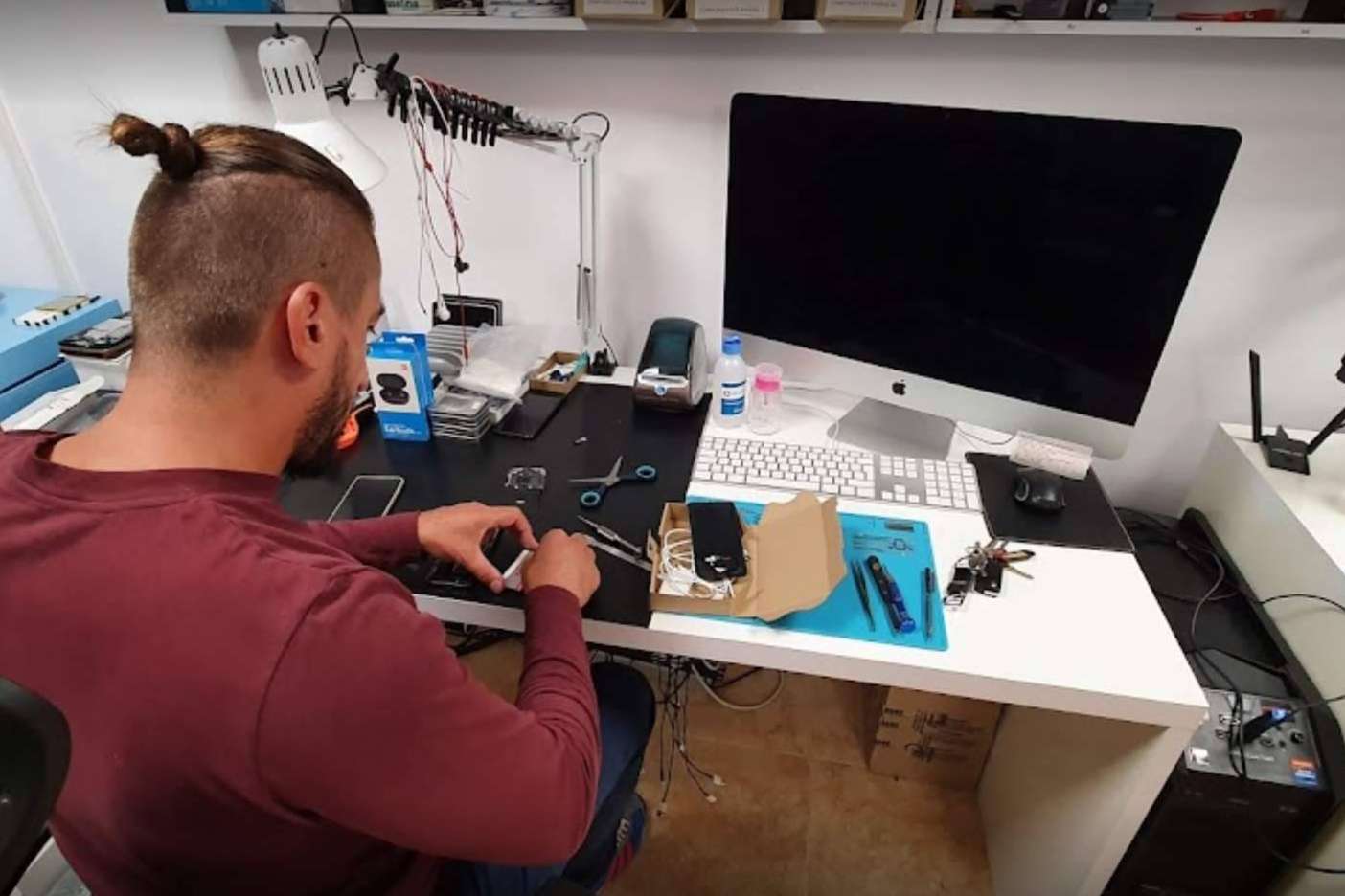 La calidad y variedad de repuestos destacan entre las ventajas de Arréglatelo en la reparación de móviles y otros electrónicos en Gandía