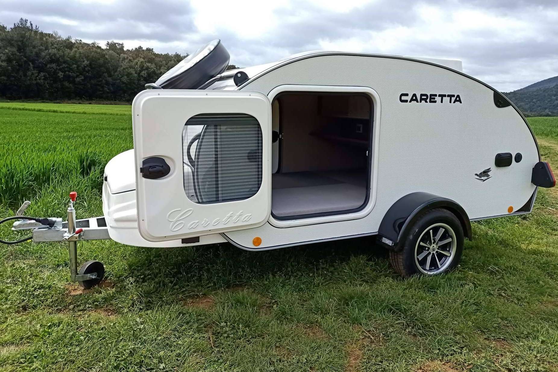 Minicaravanas.com vende caravanas pequeñas con baño y equipamiento para dos viajeros