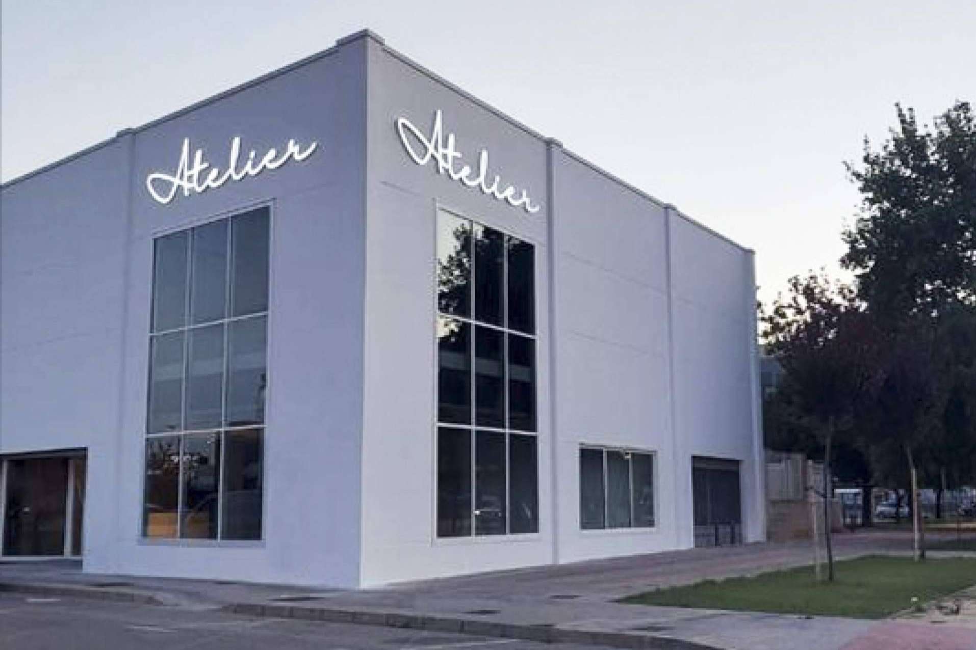 ¿Dónde encontrar vestidos de novia y trajes de novio en Valencia? La nueva tienda de Atelier de Bodas