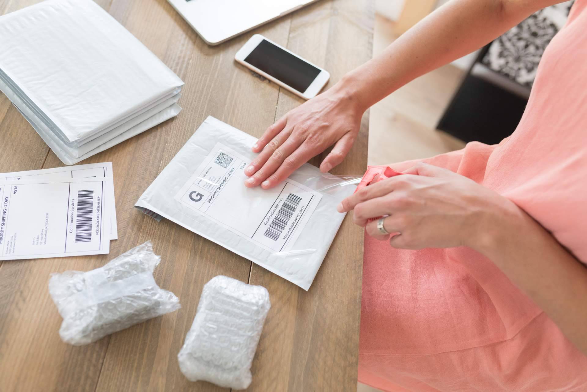 Compra Etiquetas dispone de material para embalaje en su página web
