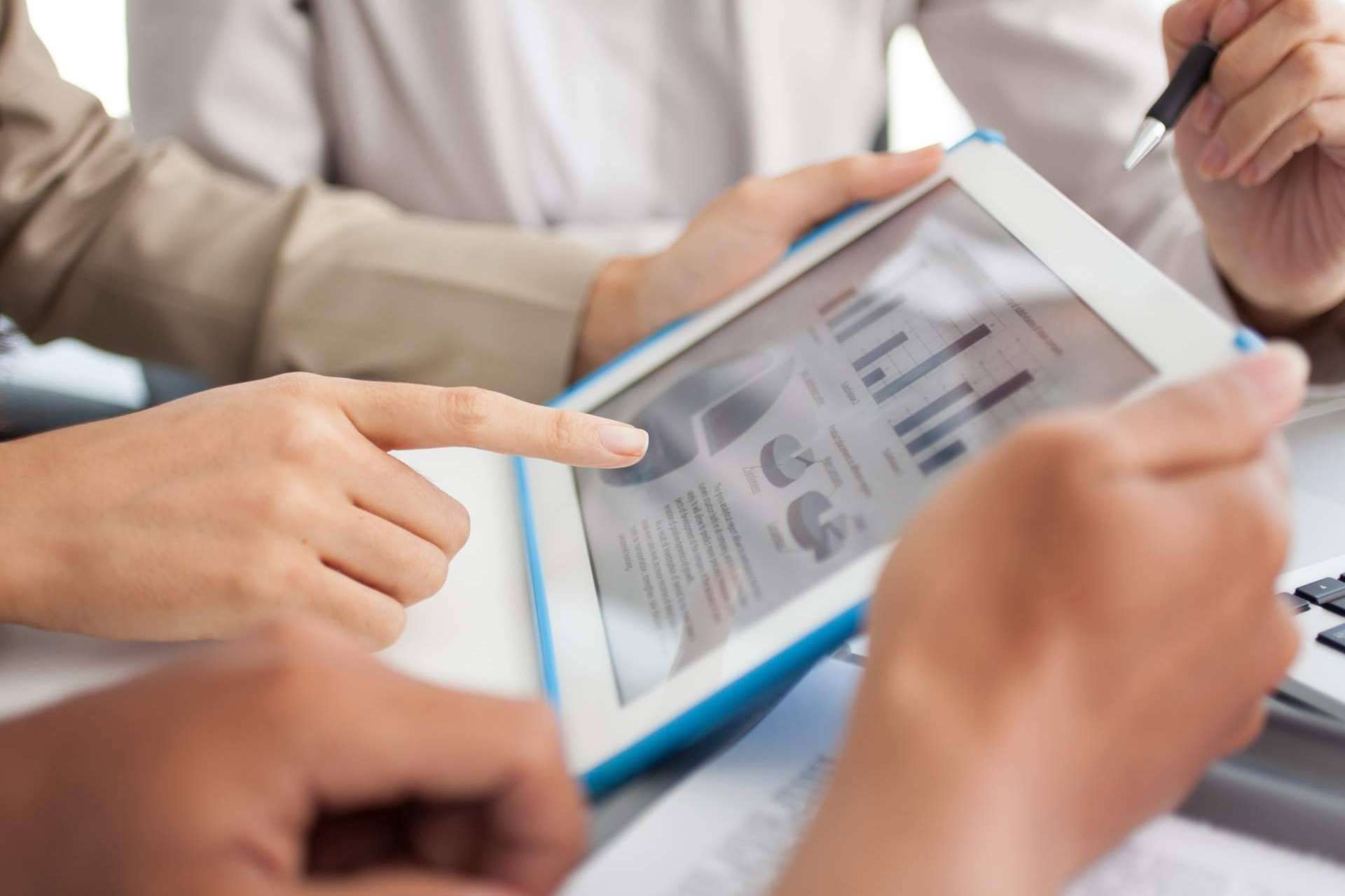 Alex1Kenobi, la consultoría que ofrece asesoramiento a las empresas para mejorar sus estrategias de negocios y optimizar sus ganancias