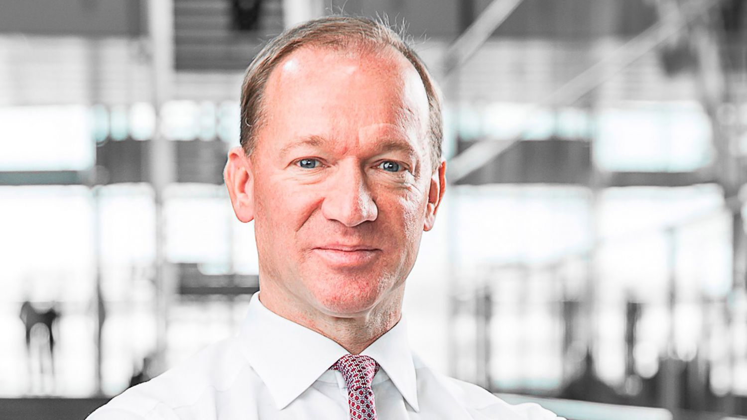 El consejero delegado de McLaren Automotive, Mike Flewitt, dejará su cargo
