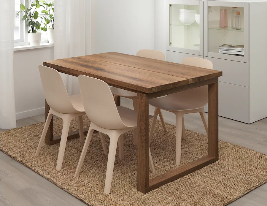 mesa con sillas para la familia