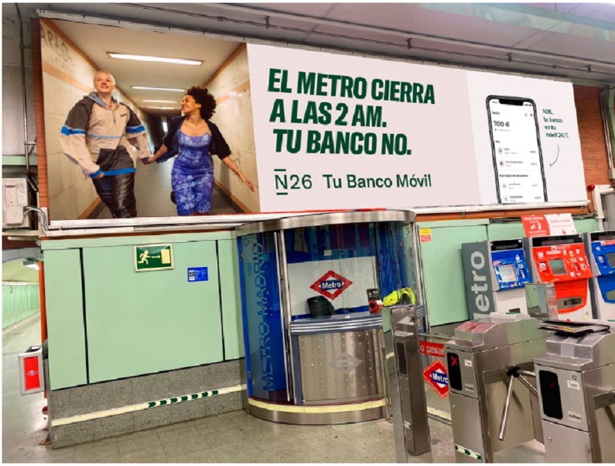 N26 recurre a la estética publicitaria de los ’90 para captar universitarios