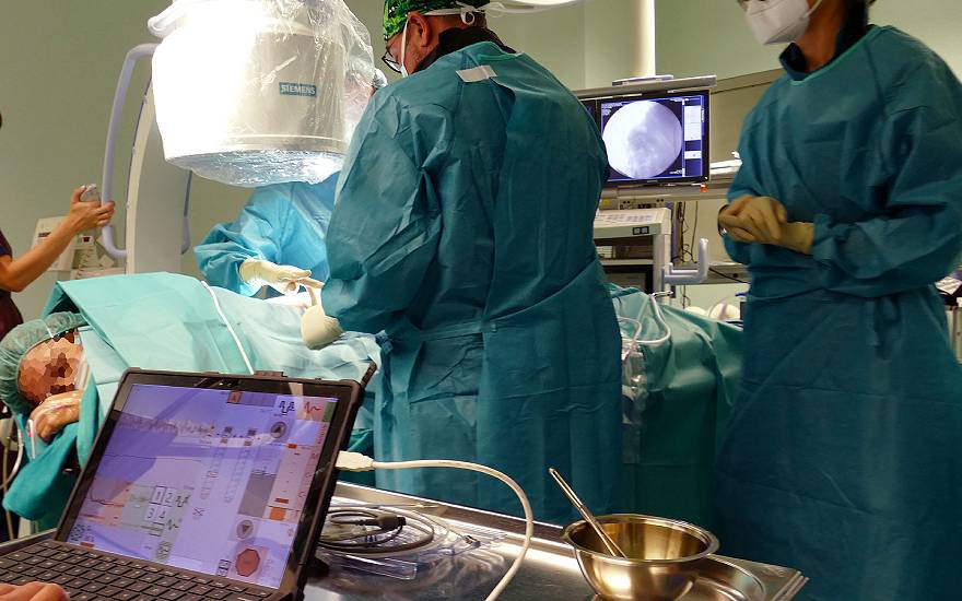 Implantado por primera vez en España un nuevo sistema de estimulación medular de adaptación continua al dolor del paciente