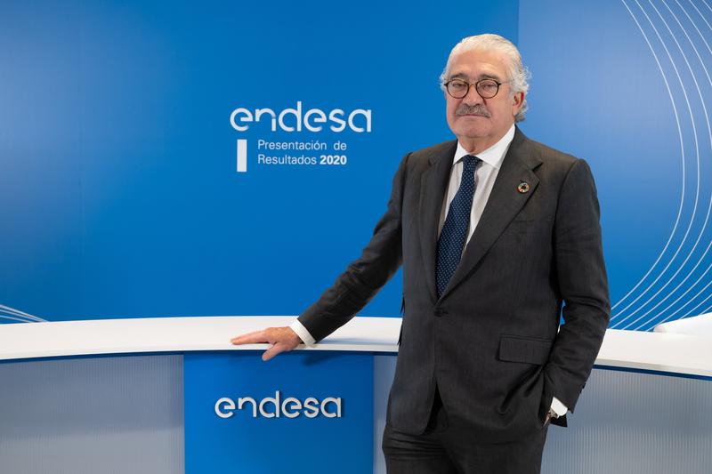 Bogas achaca el alto precio a la obligación de las eléctricas de comprar energía limpia