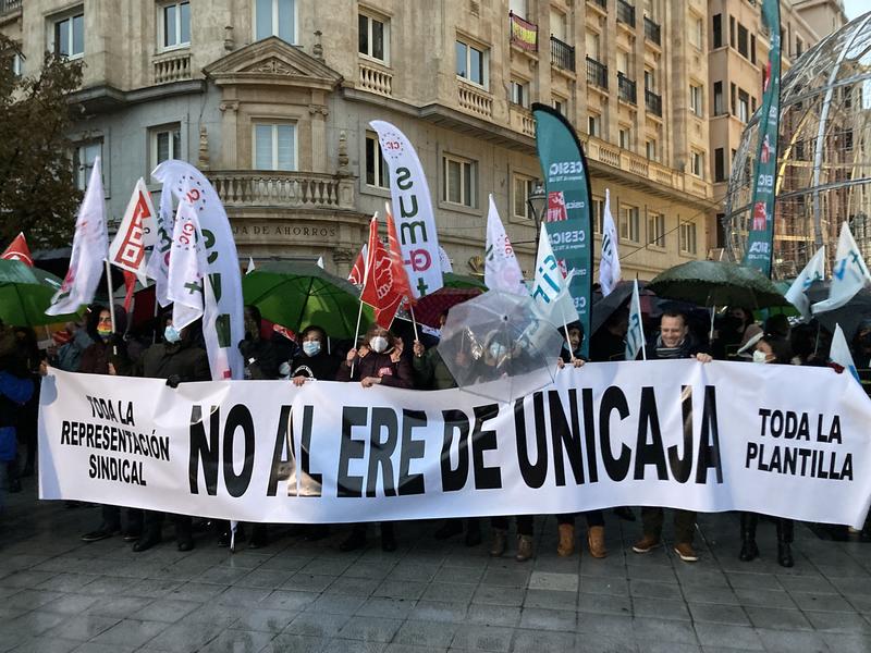 La huelga de trabajadores mete presión a Unicaja