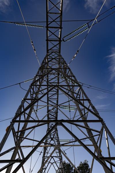 El precio de la luz baja este viernes un 0,36%