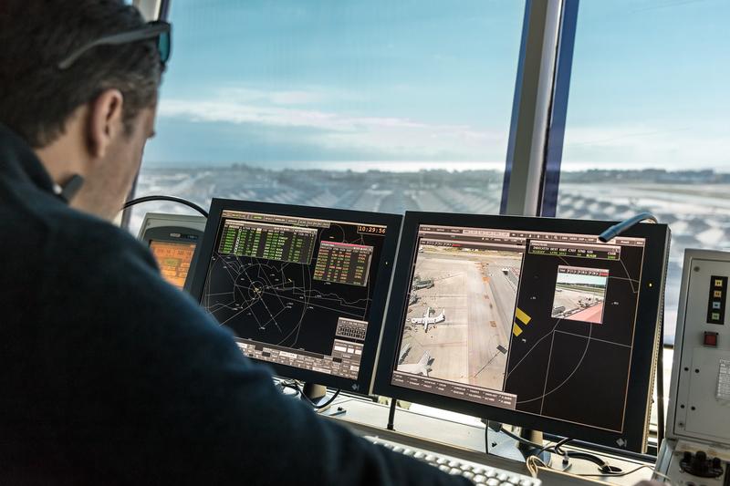 Enaire convoca 90 plazas de controladores aéreos