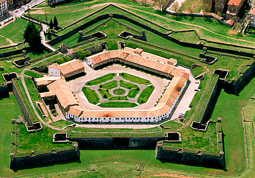 Jaca y su ciudadela entre los pueblos bonitos