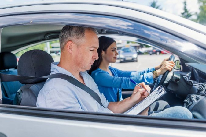 La multa a la que te enfrentas por tener el carnet de conducir caducado