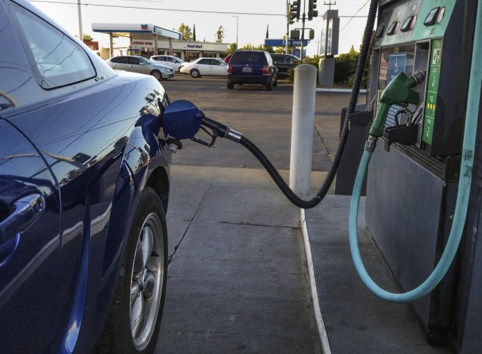 gasolinera, gasolina y diésel barato