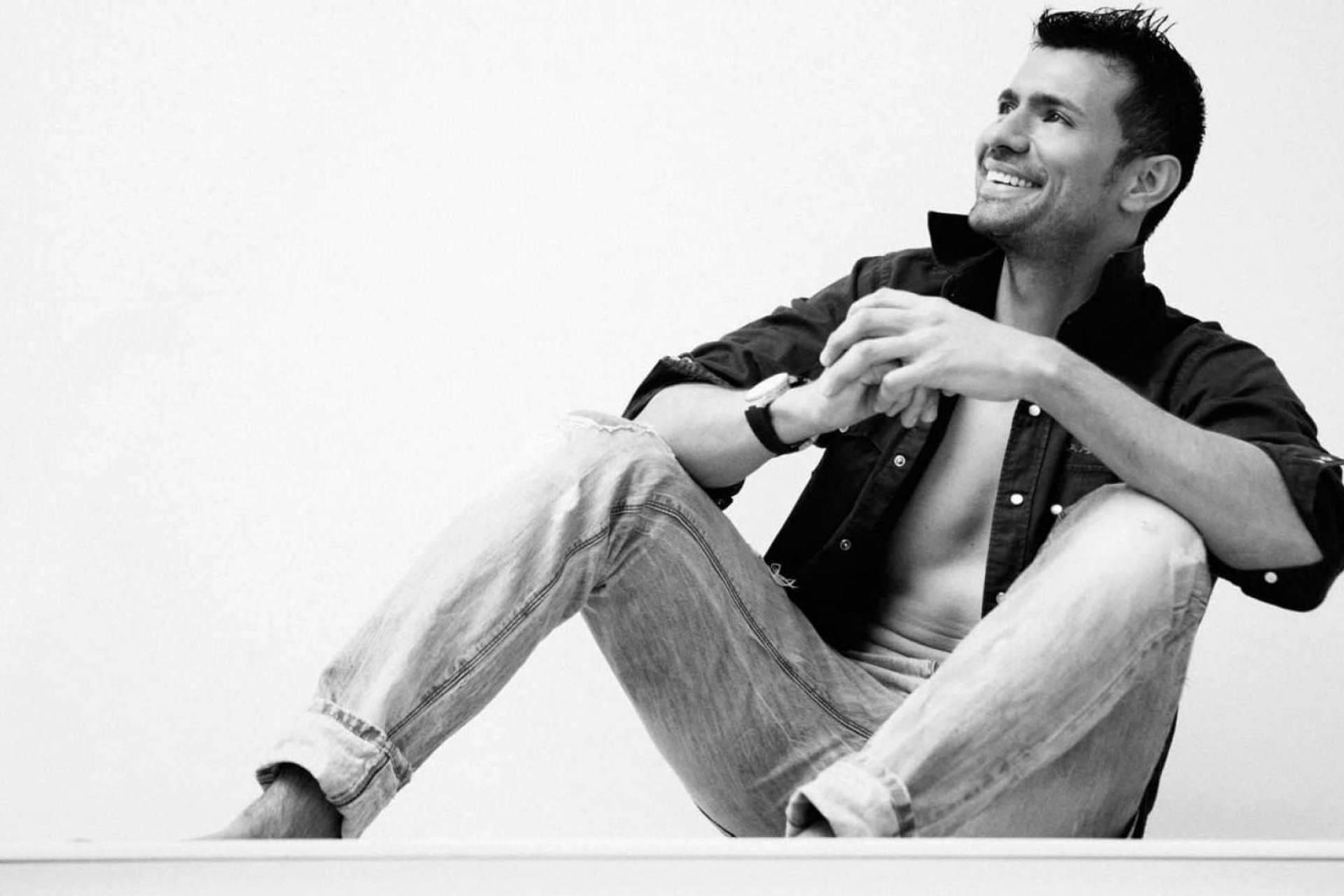 Edyn Carvajal, el cantante colombiano que destaca por su larga trayectoria de amor por el medio artístico