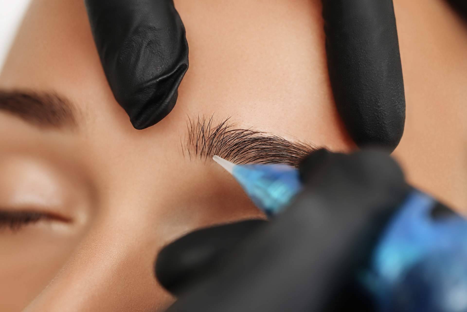 Clínicas Dr. Pelo realiza mediante el microblanding el diseño de cejas 3D