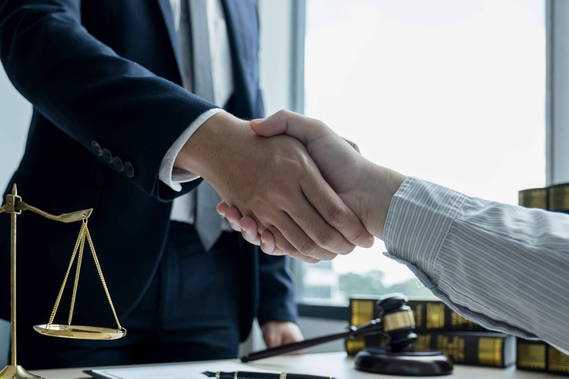 Solicitar los servicios de un abogado de extranjería es fácil con Migrow