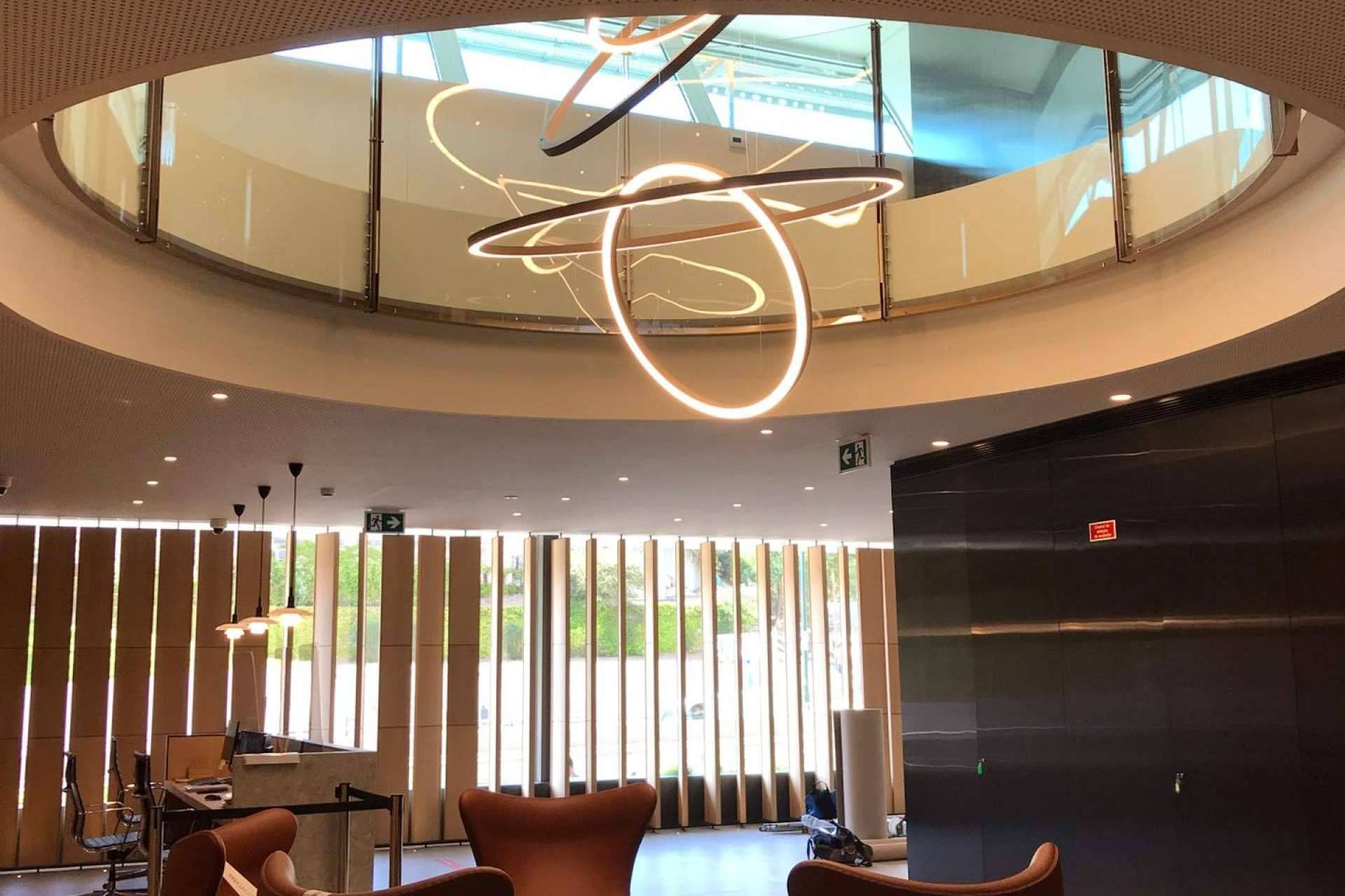 La lámpara circular se ha convertido en el clásico como recurso para iluminar un espacio con INSOLIT