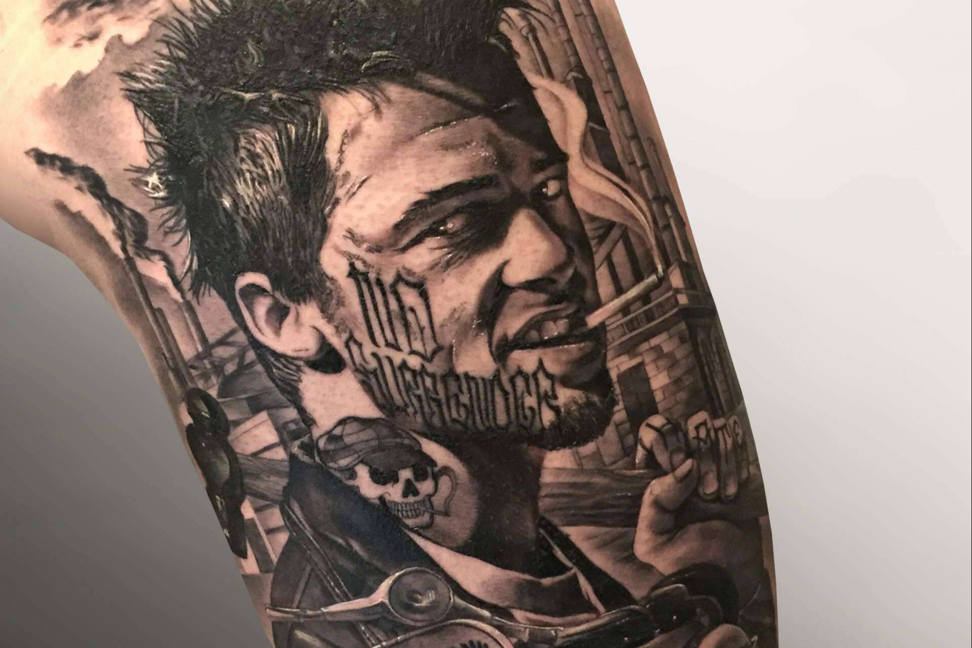 Carlos Fabra desarrolla su arte e imparte seminarios en su estudio CosaFina Tattoo