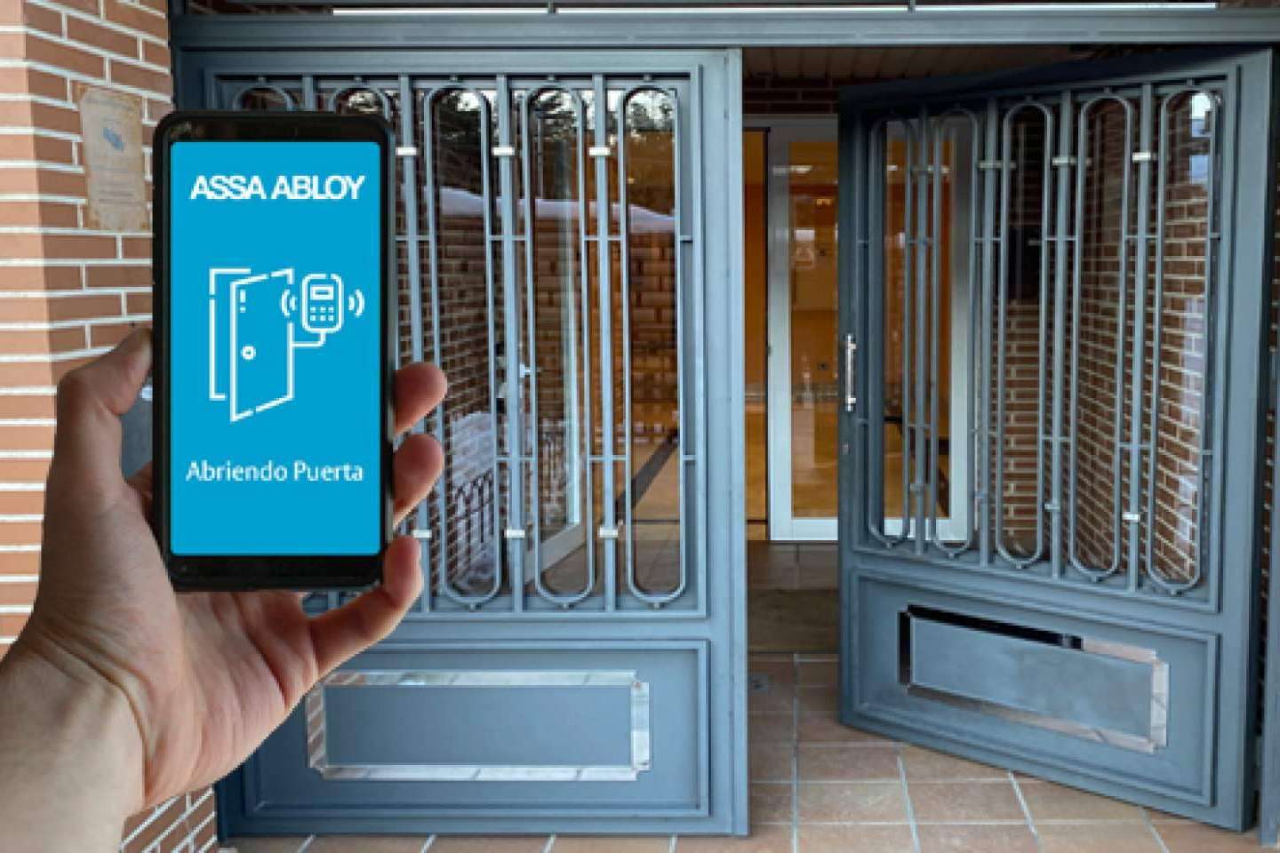 Las ventajas de la automatización de puertas residenciales con los servicios de ASSA ABLOY