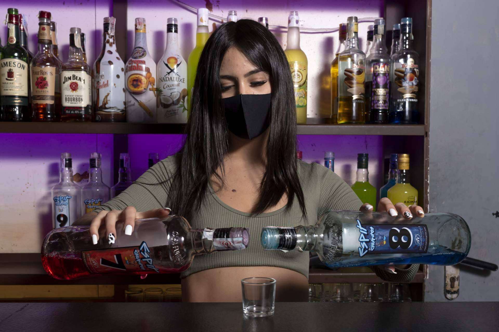 Para disfrutar con amigos en Madrid, una opción que ofrece más de 600 chupitos es Espit Chupitos Madrid-Sol