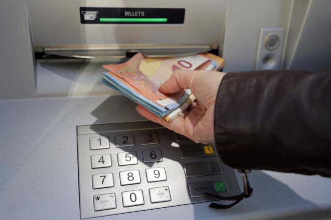 Esta es la fecha en la que CaixaBank empezará a cobrar sus nuevas comisiones