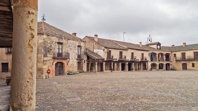 plaza mayor de pedraza en segovia Merca2.es