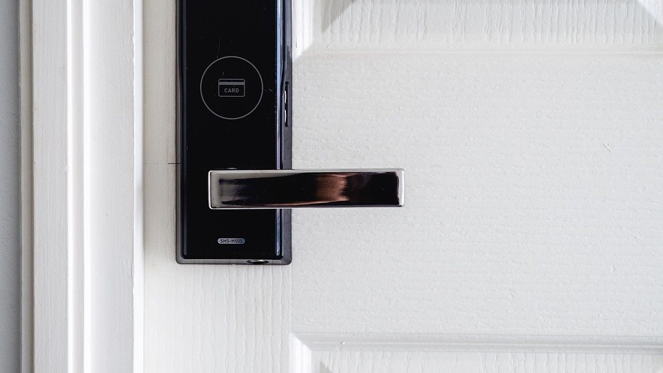 Conecta tu puerta a internet con Raixer y ábrela a distancia