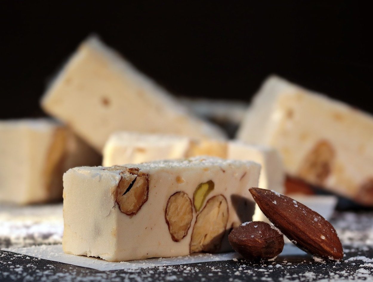 La almendra ‘low cost’ enamora a las turroneras: fuera el campo español