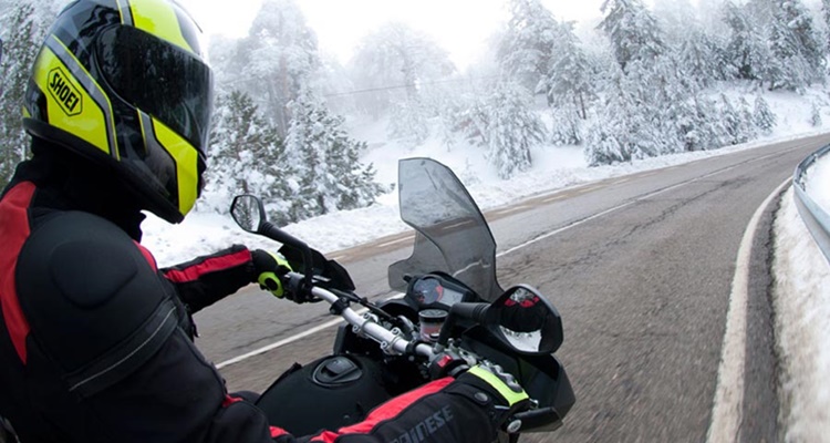Viajar en moto frío equipamiento