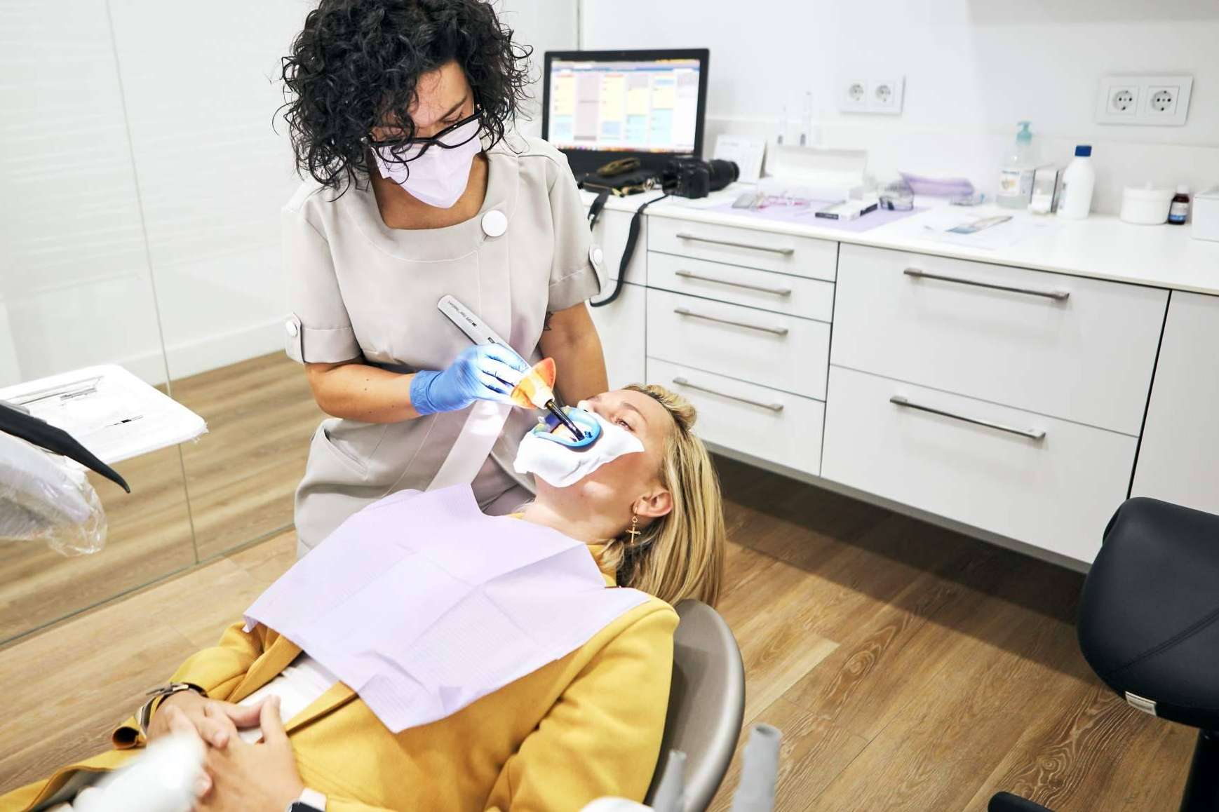 Descubriendo el blanqueamiento dental 8 tonos más blancos en solo 45 minutos