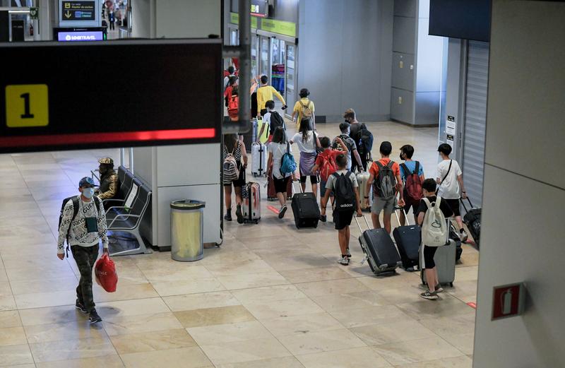 Las agencias de viajes piden «refuerzos» en el control de pasaportes de los aeropuertos