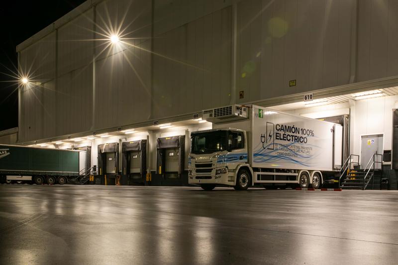 Mercadona inicia una prueba con un nuevo camión 100% eléctrico y libre de emisiones GEI, partículas y NOx