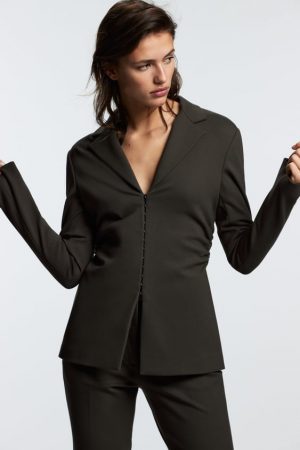 Chaqueta entallada pliegues