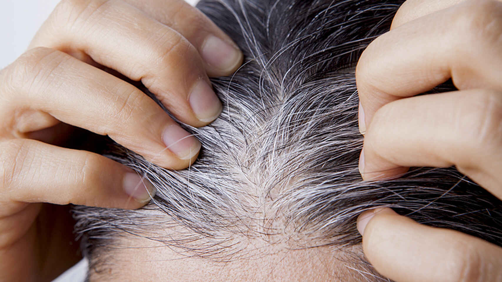 El truco para acabar con las canas sin tener que teñirte el pelo