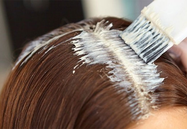 Usa productos específicos para acabar con las canas