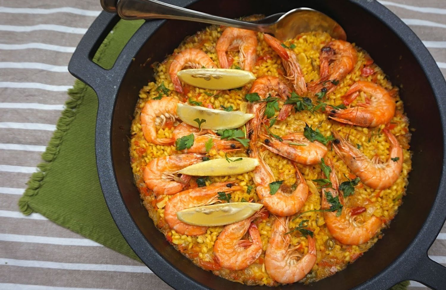 Arroz con langostinos: el plato que le da mil vueltas a la paella