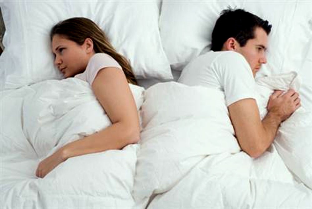 Qué significan las posturas que tienes al dormir con tu pareja