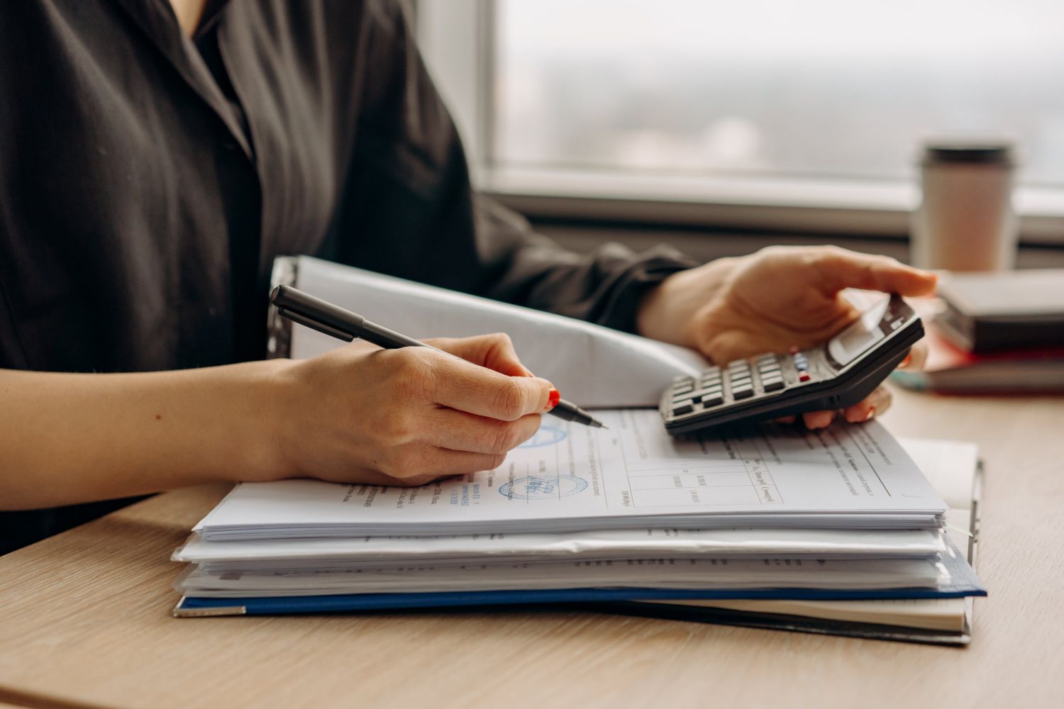 ¿Cuáles son los beneficios del anticipo de facturas para la empresa?