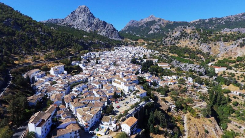 Grazalema, de esos pueblos románticos que “acarician el cielo”