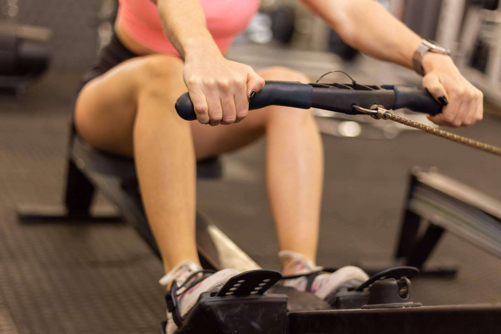 Los beneficios de entrenar con máquina de remo, por TopEntreno