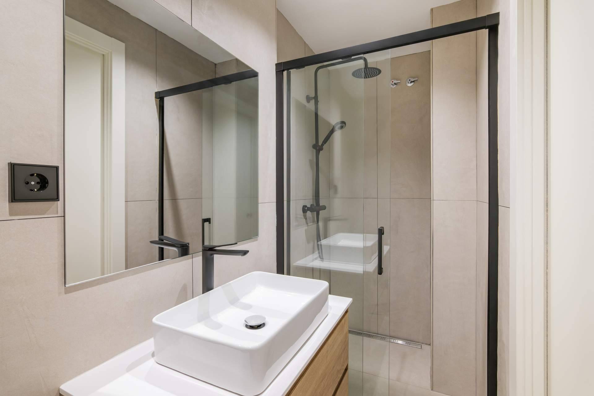 Los 7 pasos esenciales a tener en cuenta para cambiar una bañera por un plato de ducha, por Febelink