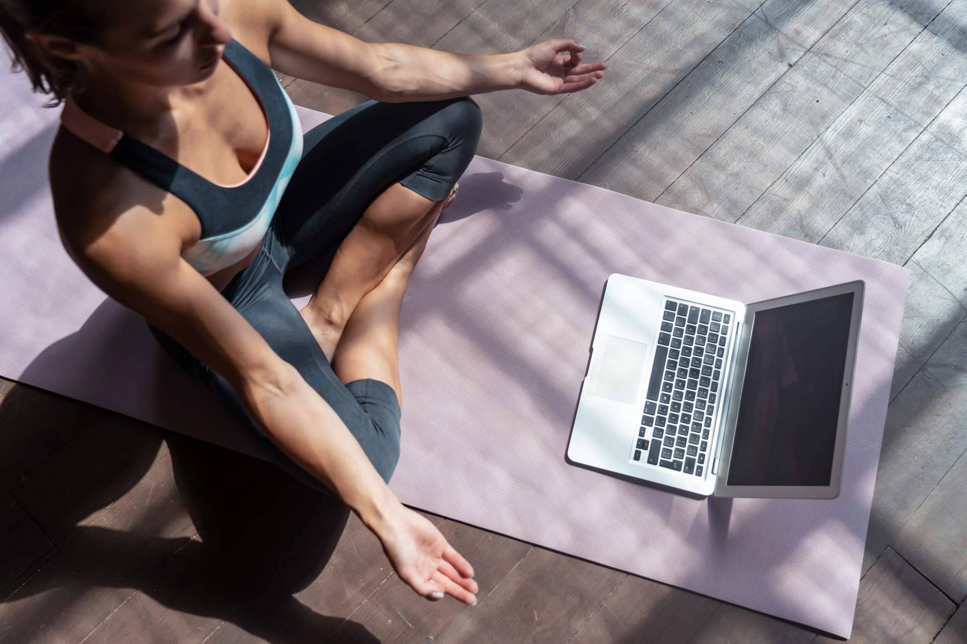 Kavaalya, el curso online interactivo de profesor de yoga en español con grandes maestros hindúes