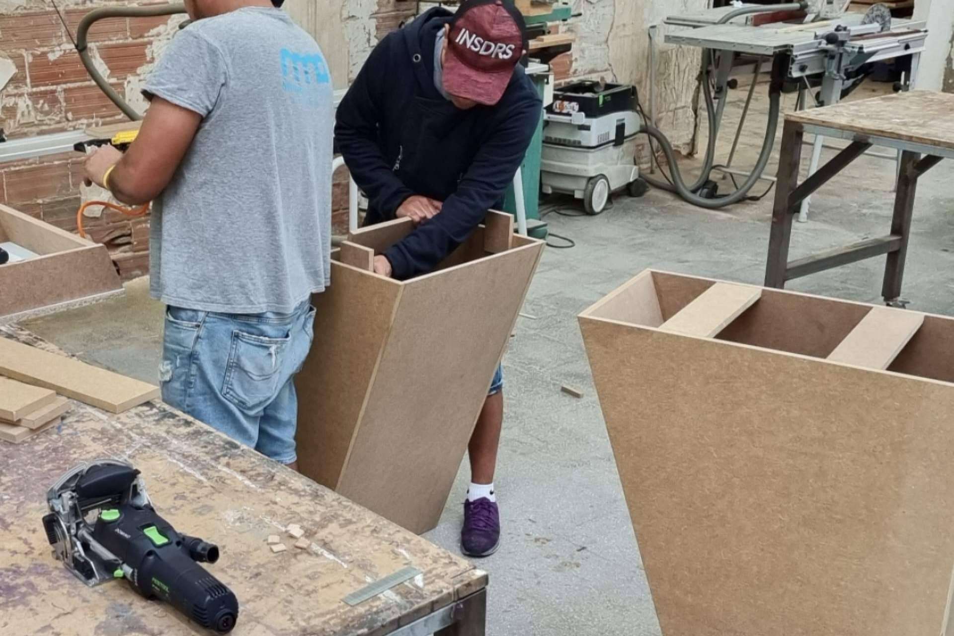 El servicio de fabricación a medida de estructuras y muebles de madera sostenible de MNA Stands