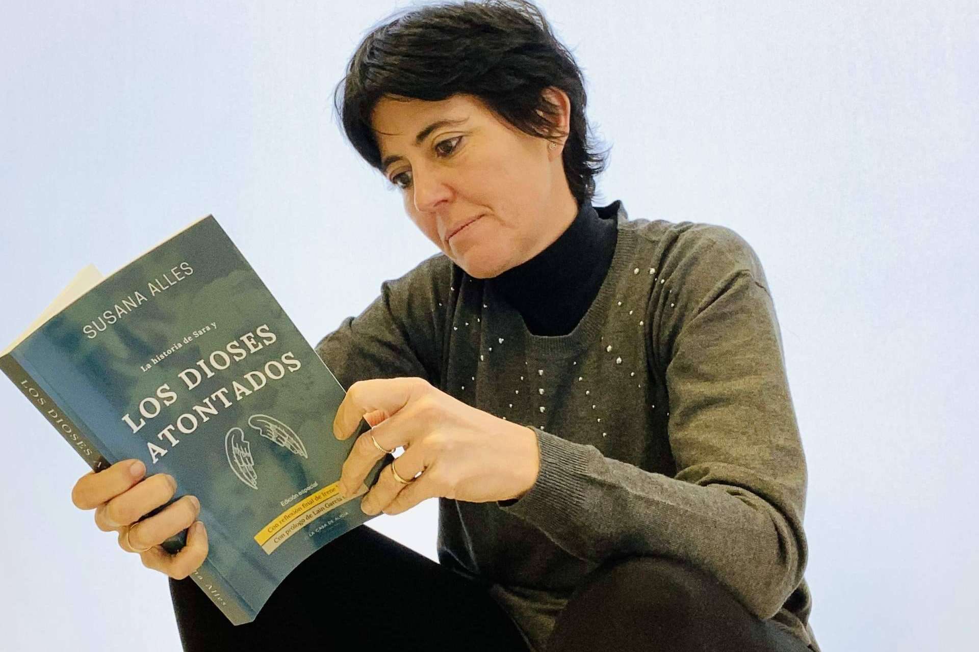 Los Dioses atontados, ¿se puede escribir autoayuda en formato novela?